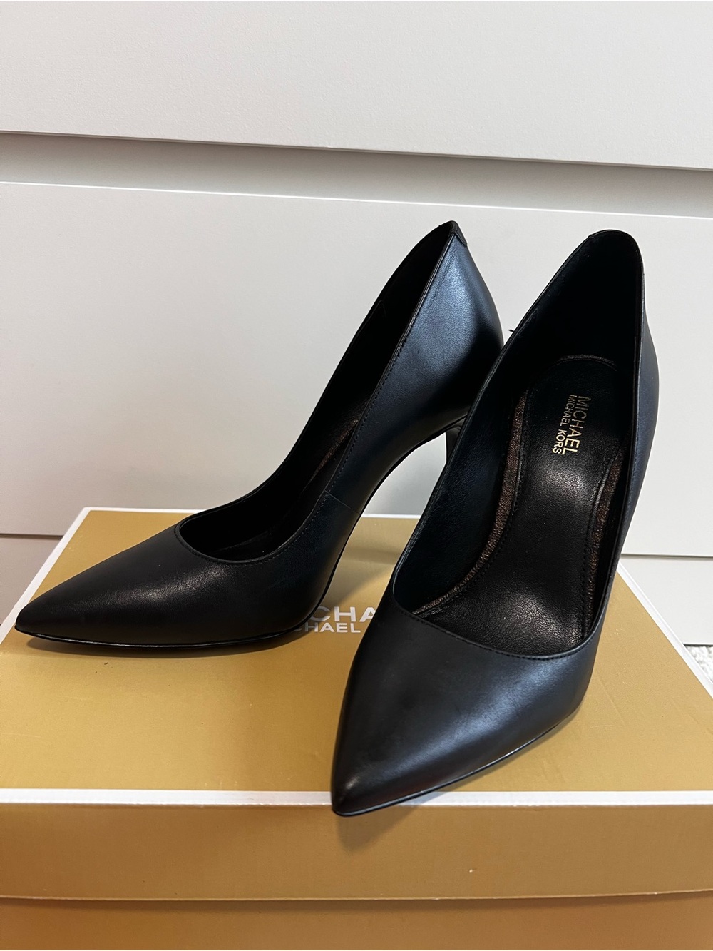 MICHAEL Michael Kors Black Pointed-Toe Leather Pumps Size 5.5